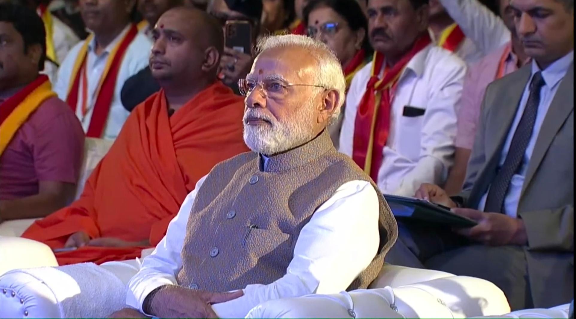 Sri Narendra Modi, Prime Minister of India, with Kailasa Kaladhara at Delhi-Karnataka Sangha 2023